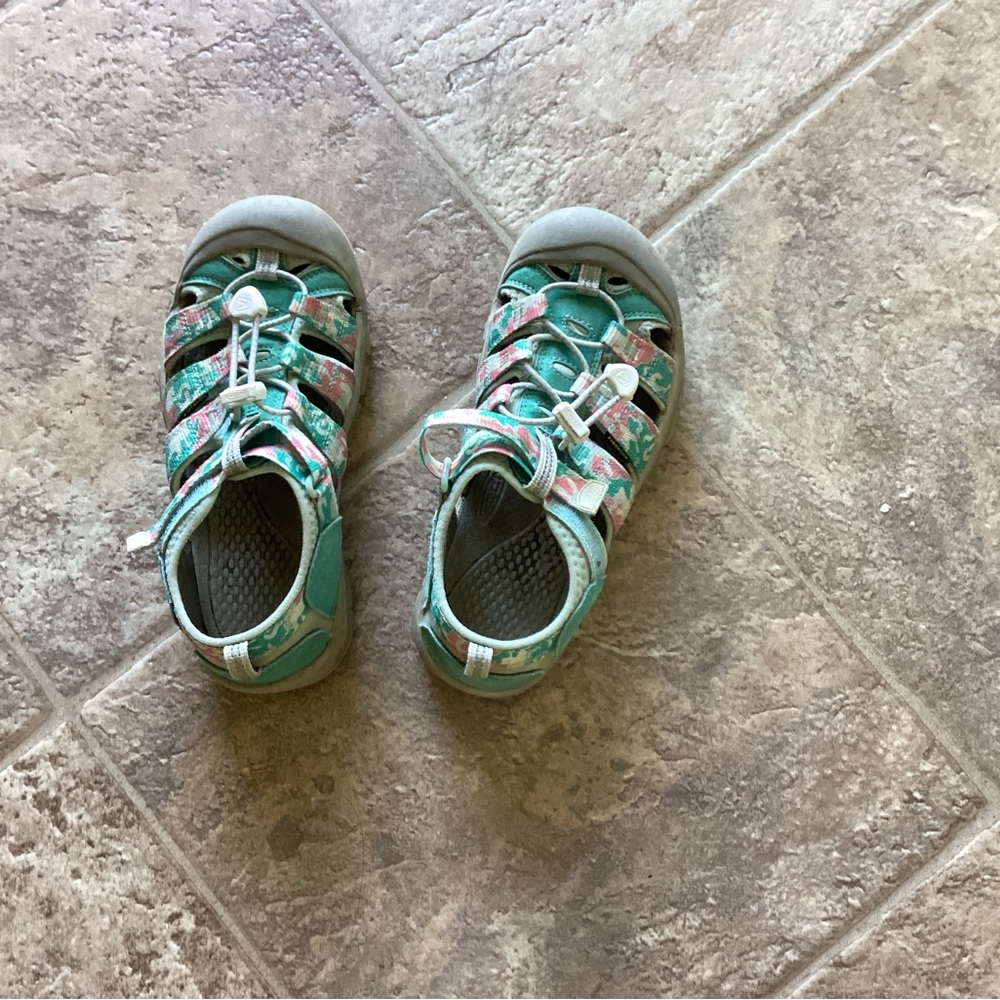 Girl’s Keen sandals
